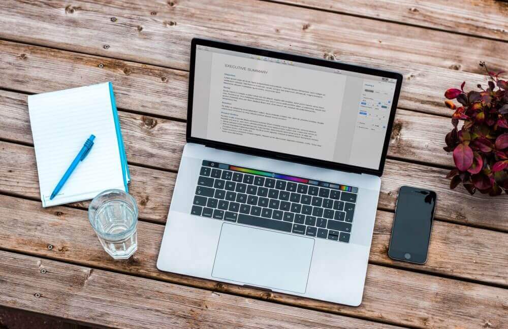 Notebook mit Notizblock auf de, Tisch